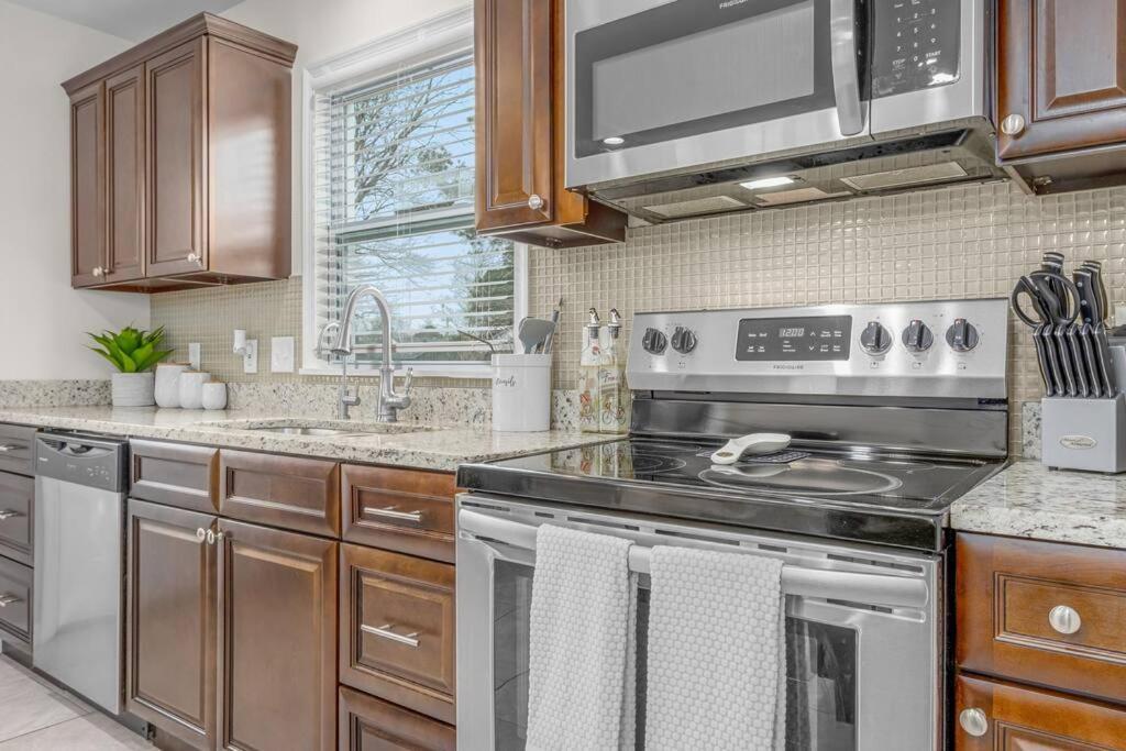 Family Style 5Br Home Mins From Buckroe Beach Hampton Bagian luar foto